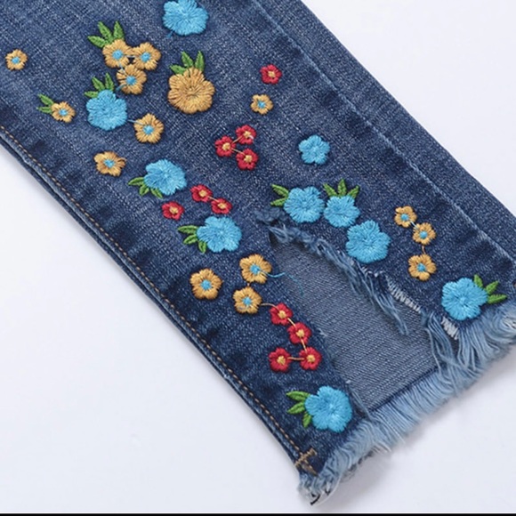 New! Plus Size Designer Floral Embroidered Skinny Jeans - Picture 11 of 11